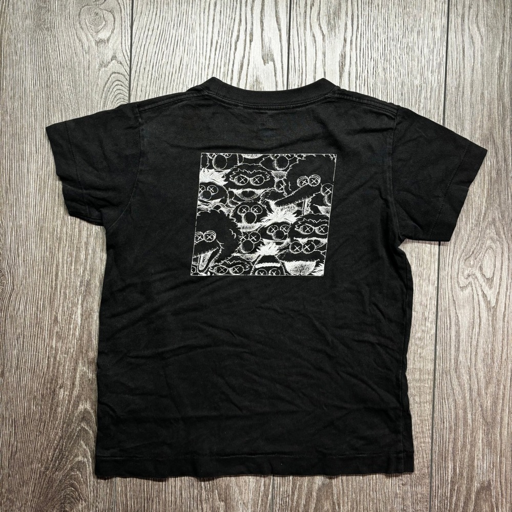 Uniqlo UT Kaws Sesame Street Kids Pocket T-Shirt Black Graphic Size 5-6 120cm